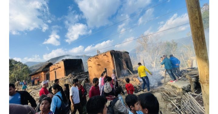 खरबारीमा लागेको आगोेले घर र मतान जलेर सखाप