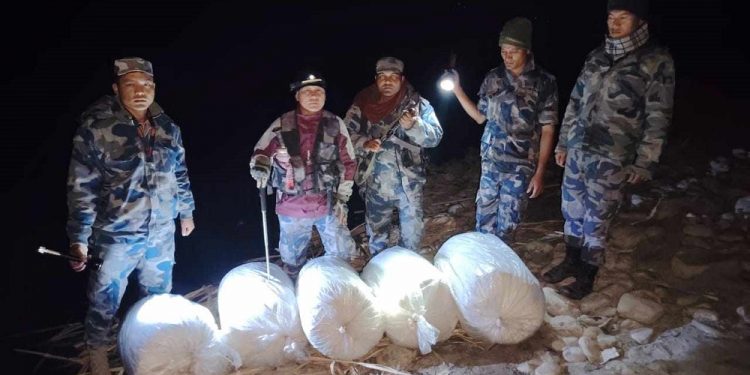 सप्तकोसी किनारमा डुंगाबाट निकाल्दै गरेको १६३ गाँजा बरामद