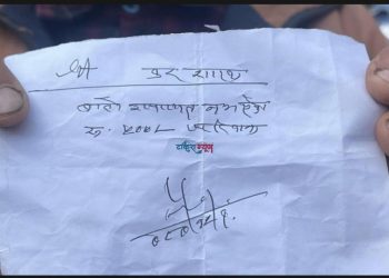 सफारी चालकसँग अनाधिकृत तवरबाट पैसा उठाउँदै इटहरीका नगर प्रहरी