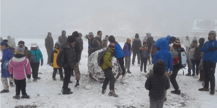 चैते हिउँले खुम्बु क्षेत्र सेताम्मे