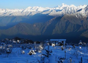 पाथीभरा मन्दिरबाट देखिएको हिमशृङ्खला