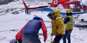 सगरमाथा क्षेत्रमा पर्यटक उद्धार गर्दै हेलिकोप्टर