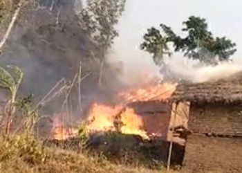 खोटाङमा जङ्गलमा लागेको डढेलो गाउँ पस्दा एकको मृत्यु, १५ घर जलेर नष्ट