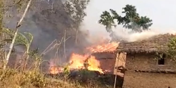 खोटाङमा जङ्गलमा लागेको डढेलो गाउँ पस्दा एकको मृत्यु, १५ घर जलेर नष्ट