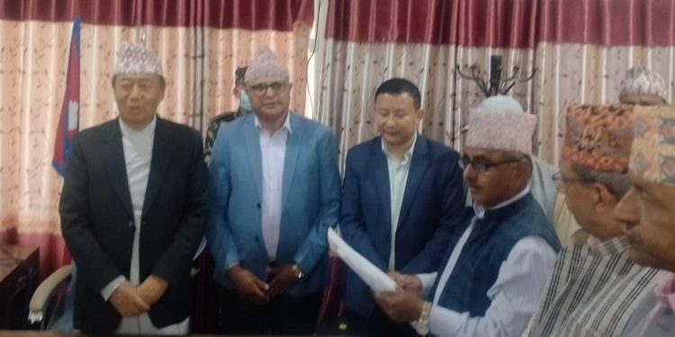 कोशीमा वैकल्पिक सरकार गठनका लागि प्रदेश प्रमुखसमक्ष निवेदन