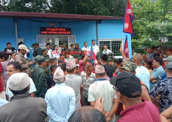 इटहरीमा टेङ्ग्रा खोला सफाइपछि बाढीले घरहरू भत्किए, पीडितले घेरे मेयरको कार्यकक्ष