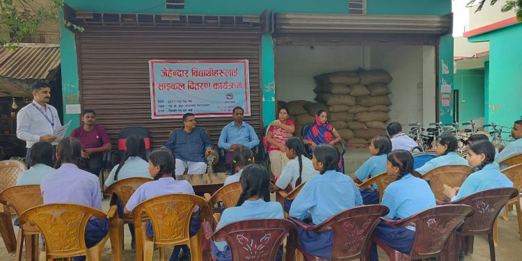 महानगरद्वारा गरिब तथा जेहेन्दार विद्यार्थीलाई साइकल वितरण