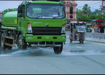 इटहरीमा ‘रोड वासर कम स्प्रिङकलर’ प्रयोग गरी सडकको धुलो पखालिदैँ