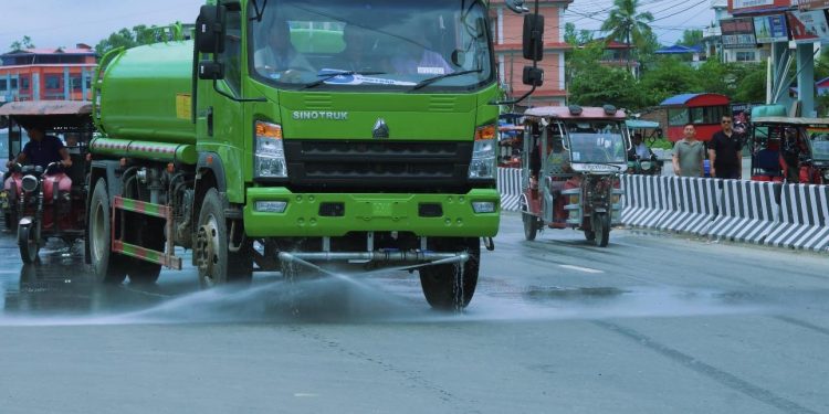 इटहरीमा ‘रोड वासर कम स्प्रिङकलर’ प्रयोग गरी सडकको धुलो पखालिदैँ