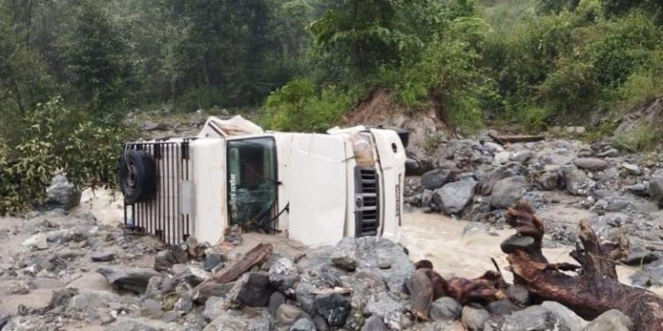 ताप्लेजुङमा खोलाले गाडी बगायो