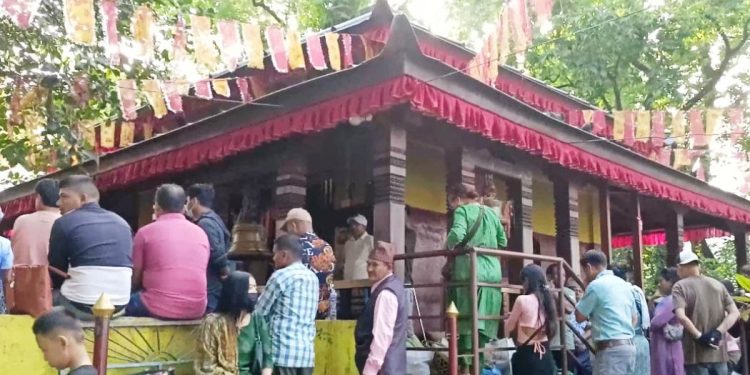 धरान : बुढासुब्बासहितका मन्दिरमा भक्तजनको घुइँचो