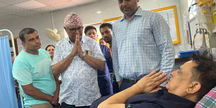 विराटनगर आएका अभिनेता हरिवंश आचार्य अस्वस्थ, अस्पताल भर्ना