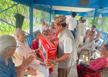 विराटनगर १ नम्बर वडाद्वारा ज्येष्ठ नागरिकलाई पंखा वितरण