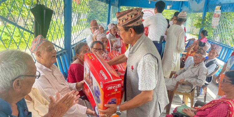 विराटनगर १ नम्बर वडाद्वारा ज्येष्ठ नागरिकलाई पंखा वितरण
