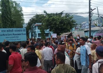 धरानमा नौ हजार नौ सय प्रतिशत महसुल बढाएपछि खानेपानी कार्यालयमा तालाबन्दी