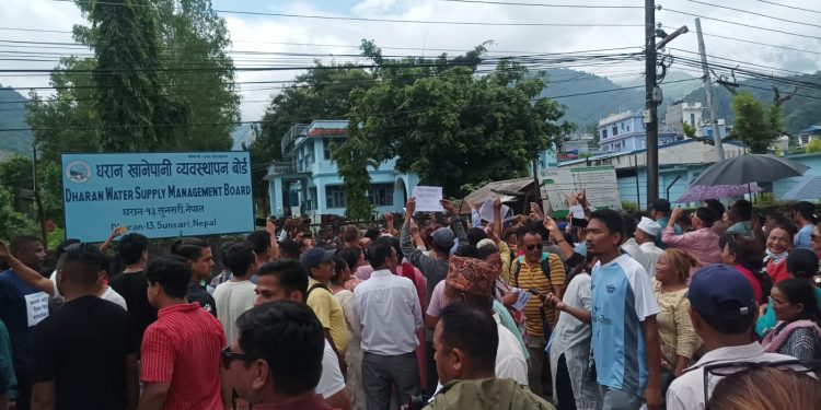 धरानमा नौ हजार नौ सय प्रतिशत महसुल बढाएपछि खानेपानी कार्यालयमा तालाबन्दी