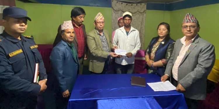 प्रदेश सरकारद्वारा इर्खुवाखोला बाढीका मृतक परिवारलाई एक लाख हस्तान्तरण