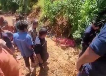 खोटाङमा विद्यालय जाँदै गरेकी शिक्षिकाको पहिरोले पुरिएर मृत्यु