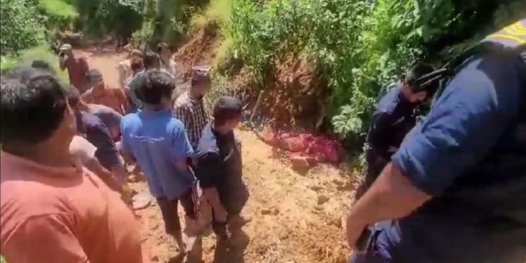खोटाङमा विद्यालय जाँदै गरेकी शिक्षिकाको पहिरोले पुरिएर मृत्यु