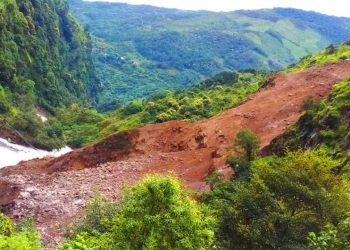ताप्लेजुङमा पहिरोले दुई घर बगायोे