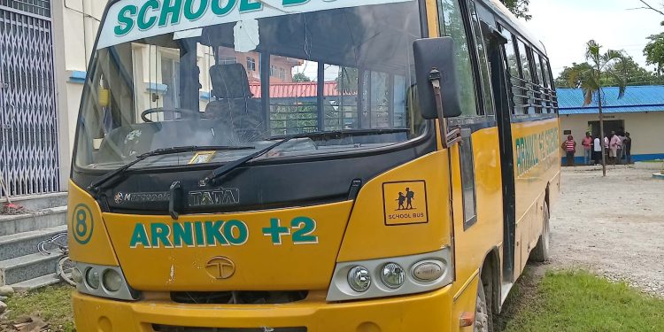 मोरङमा तीव्र गतिको स्कुल बसले ठक्कर दिँदा एक पुरुषको मृत्यु
