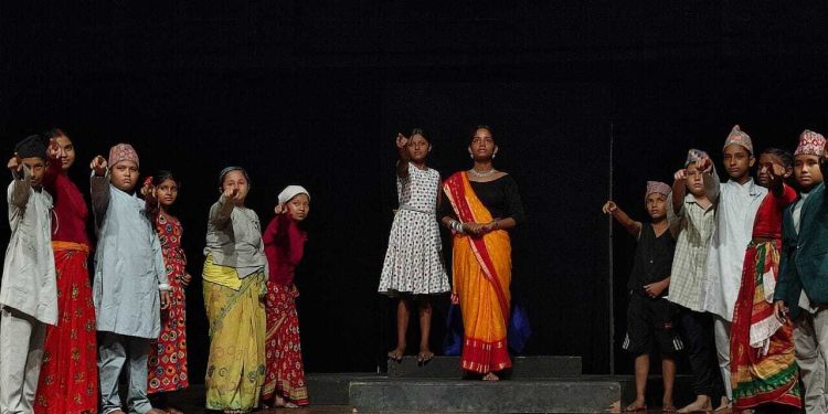 ८ कक्षामा पढ्ने विद्यार्थीको निर्देशनमा ‘बुद्धिमानी आमा’ नाटक मञ्चन