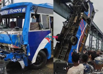 कोशी ब्यारेजमा खसेको बस क्रेनको सहायताले निकालियो