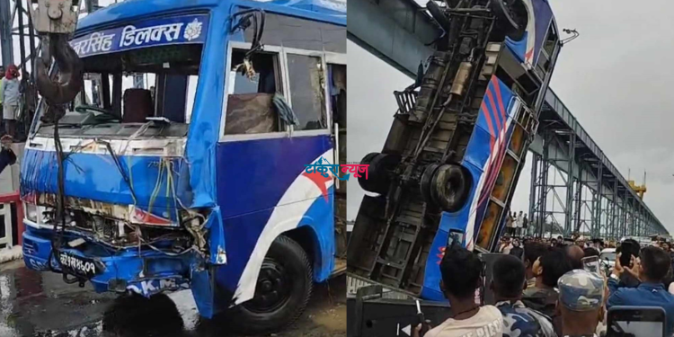 कोशी ब्यारेजमा खसेको बस क्रेनको सहायताले निकालियो