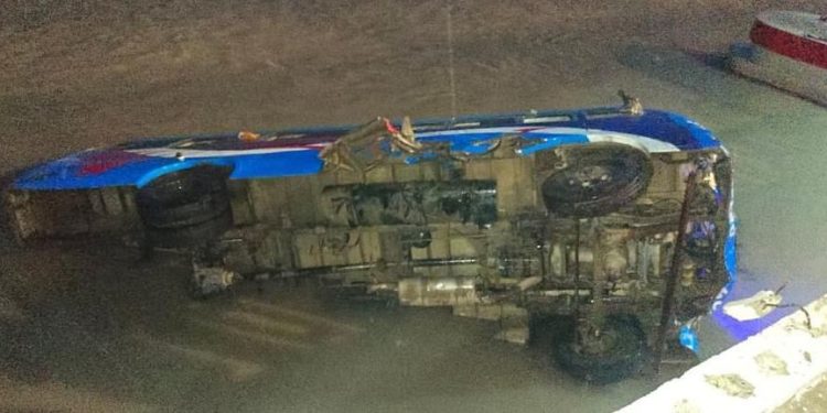 कोशी ब्यारेजमा खसेको बसबाट सबै यात्रुको सकुशल उद्धार