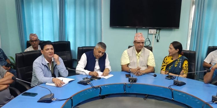 हुलाकी सडक फागुनभित्र कालोपत्रे गरिसक्ने निर्माण व्यवसायीको प्रतिबद्धता