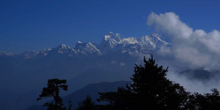 पाथीभरा मन्दिर परिसरबाट देखिएको हिमश्रृङ्खलाको दृश्य