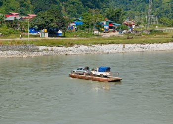 फेरीबाट यात्रुबाहक सवारी तारिँदै