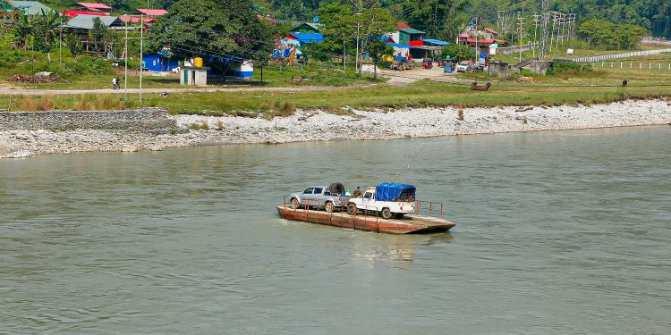 फेरीबाट यात्रुबाहक सवारी तारिँदै