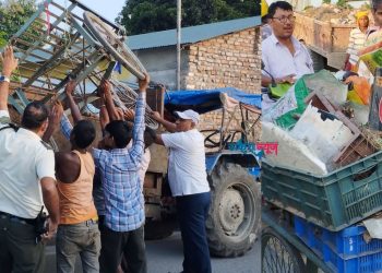 सार्वजनिक स्थानमा फोहोर फ्याँकिरहेको अवस्थामा नगर प्रहरीले भेटेपछि…
