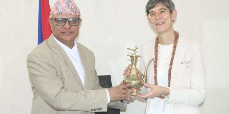 मुख्यमन्त्री कार्की र स्वीस राजदूत मेउलीबिच शिष्टाचार भेटवार्ता