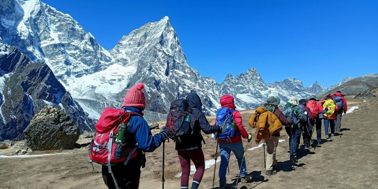 खुम्बु क्षेत्र पर्यटकले खचाखच, लुक्लामा एकै दिन दुई सय उडान