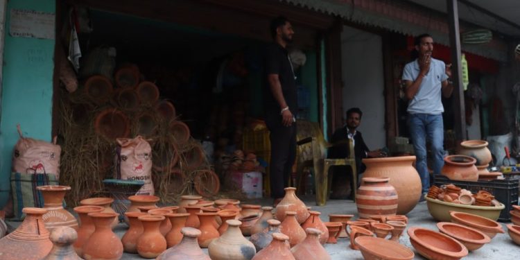 माटोका भाँडा बेचेर मासिक ८० हजारसम्म आम्दानी गर्दै इटहरीका सुरज