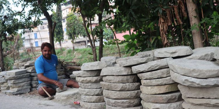 सिलौटो बेचेर मासिक ४० हजार आम्दानी गर्दै इटहरीका अनिल