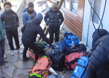 सोलुखुम्बु : कामकै लागि दसैँ बिर्सिएका ‘पर्यटक भरिया’