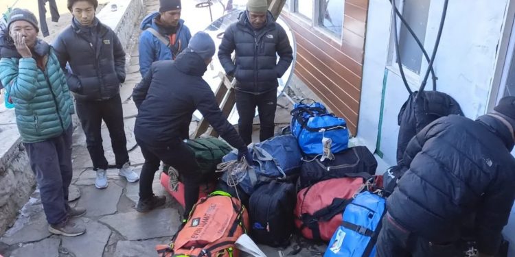 सोलुखुम्बु : कामकै लागि दसैँ बिर्सिएका ‘पर्यटक भरिया’