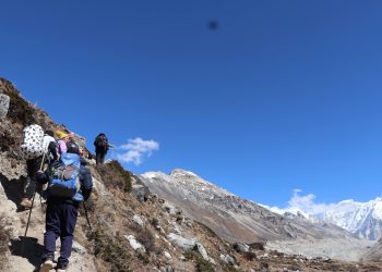 कञ्चनजङ्घा हिमालको आधार शिविर जाँदै पर्यटक