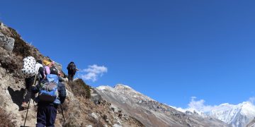 कञ्चनजङ्घा हिमालको आधार शिविर जाँदै पर्यटक