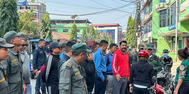 इटहरीका सडक व्यापारीहरूको कब्जामा, फुटपाथ ‘क्लियर’ गर्न मेयर निस्किए सडकमा