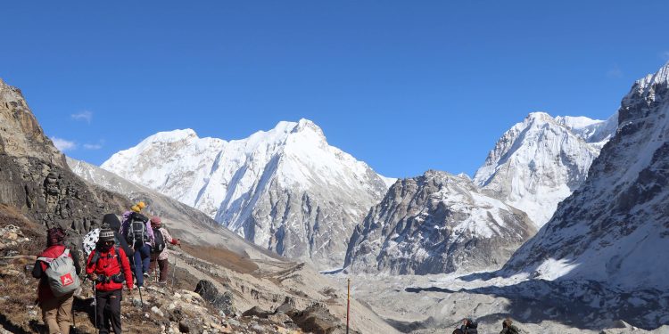 हिमालसँग रमाउन पुगेको पर्यटक