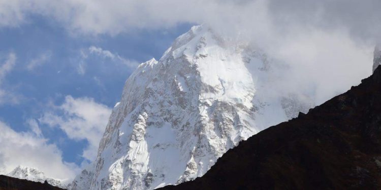 खाम्बाजेनबाट देखिएको कुम्भकर्ण हिमाल