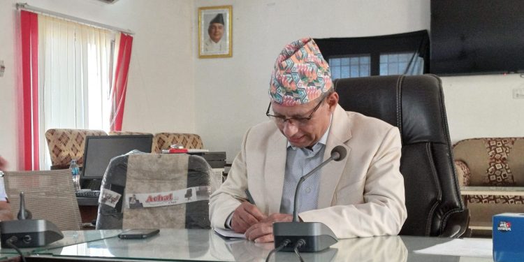 विवादमा तानिएपछि कोशीका मन्त्री लीलाबल्लभ अधिकारीले दिए राजीनामा