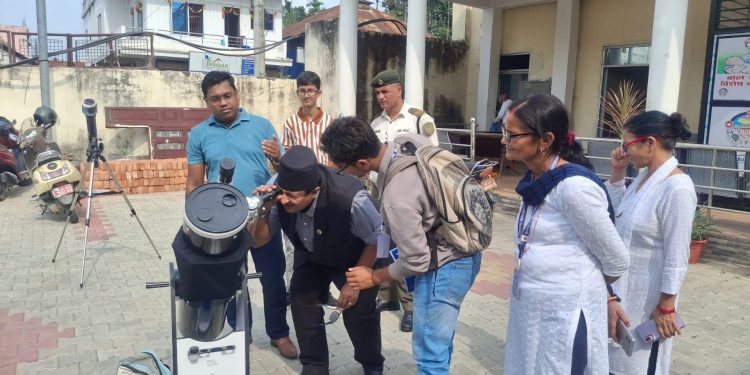मेयर कोइरालाद्वारा टेलिस्कोपमार्फत सूर्यको अवलोकन