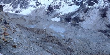 हिमनदीले कोरेको जोखिमपूर्ण मार्ग