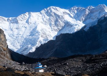 कञ्चनजङ्घा हिमाल पृष्ठभूमिमा माङहिम