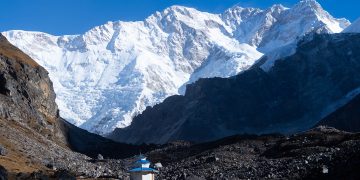 कञ्चनजङ्घा हिमाल पृष्ठभूमिमा माङहिम